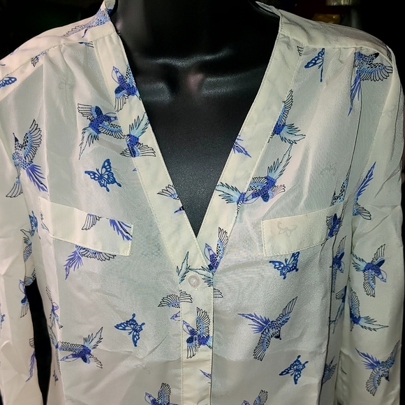 Face2Face NWT beautiful cream & blue Butterfly & bird button down - Picture 2 of 9